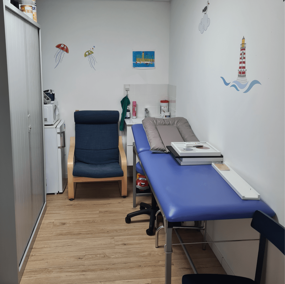 Salle de soin dans cabinet de pédiatrie du Dr Boukhari.